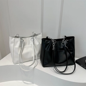 Borsa tote minimalista in ecopelle con catena argentata e tasche esterne multiple