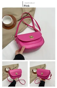 Vue détaillée d'un sac selle en cuir PU rose avec boucle carrée en métal doré chic