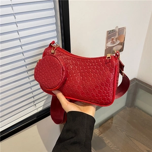 Sac baguette rouge matelassé avec large bandoulière et pendentif porte-monnaie assorti