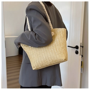Détail du sac cabas beige tissé main avec poignées en corde de coton blanche nouée