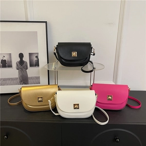 Sacs bandoulière selle chic en quatre couleurs avec boucles dorées et bandoulières