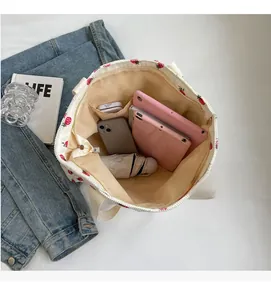 Vue intérieure du sac cabas beige à fraises montrant une grande capacité de rangement