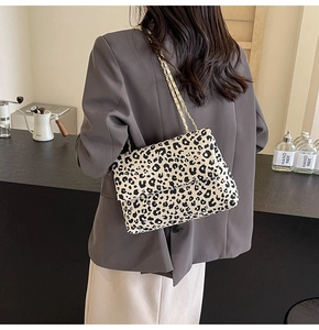 Détail du sac bandoulière léopard avec chaîne dorée présenté dans un cadre de vie