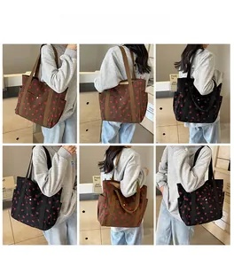 Vue détaillée des sacs fourre-tout en velours côtelé à motif fraises et poches