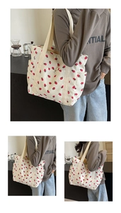 Détail du sac cabas en velours côtelé blanc à imprimé fraises et poche latérale