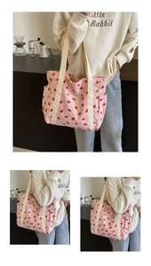Détail du sac cabas en velours côtelé rose avec fraises rouges et poches latérales
