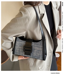 Détail du sac bandoulière tissé bleu avec grande boucle noire et lanière en cuir