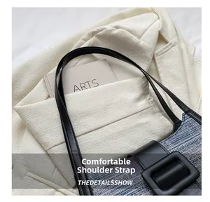 Détail du sac en tweed denim avec bordure en cuir noir et bandoulière confortable
