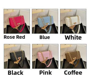 Vue détaillée de sacs bandoulière matelassés en rose, bleu, blanc, noir, rose et café