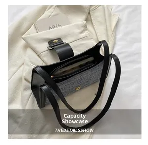 Détail des compartiments intérieurs spacieux et de la texture tissée bleu-gris du sac