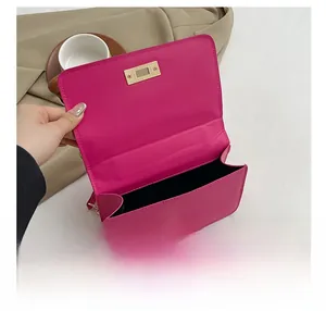 Vue intérieure du sac matelassé rouge rose avec fermoir doré et doublure noire