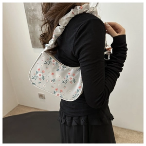 Vue détaillée du sac floral avec bandoulière large plissée et fermeture éclair pratique
