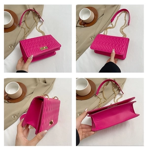 Vues détaillées du sac matelassé magenta avec fermoir doré et bandoulière en chaîne