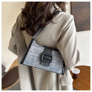 Détail du sac sous l'aisselle en tweed denim patchwork avec boucle mate et cuir