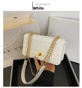 Détail du sac matelassé en similicuir blanc avec fermoir doré et bandoulière chaîne