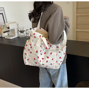 Détail du grand sac cabas blanc avec imprimé fraises et poche latérale pratique