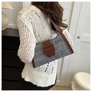 Détail du sac sous le bras en tweed bleu avec bordure en cuir et boucle carrée