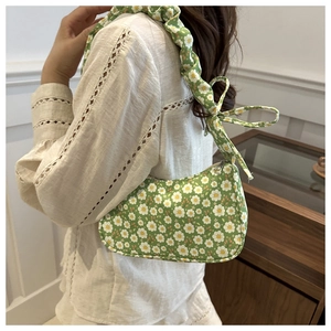Gros plan du sac bandoulière vert fleuri avec marguerites et bandoulière plissée