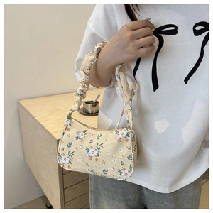Détail du sac sous le bras en toile florale avec poignée plissée en scène de vie