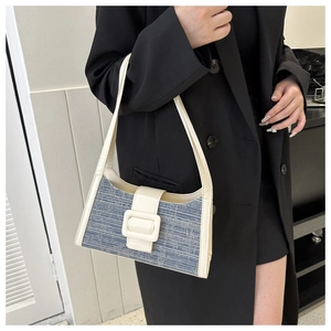 Détail du sac à bandoulière en tweed et cuir avec une grande boucle rectangulaire