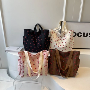 Sacs cabas en velours côtelé avec imprimé fraise en noir, blanc, rose et marron