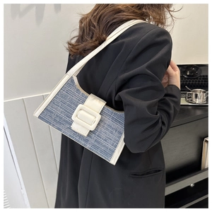 Sac sous le bras en denim avec bordure blanche et détail de grande boucle carrée