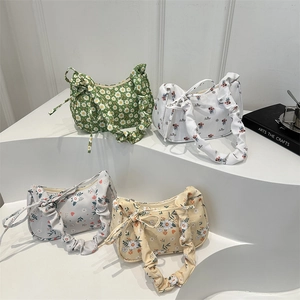 Sac à bandoulière floral avec anse froncée et détail de nœud en quatre tons pastels