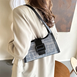 Sac sous le bras en tweed bleu et blanc avec finitions en cuir noir et boucle carrée