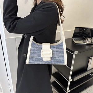 Sac sous le bras chic en denim patchwork avec bordure en cuir blanc et boucle carrée