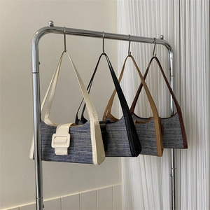 Sacs sous les bras en denim rétro en quatre couleurs avec détail de grande boucle
