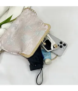 Capacità interna della borsa jacquard in stile cinese con telefono e accessori