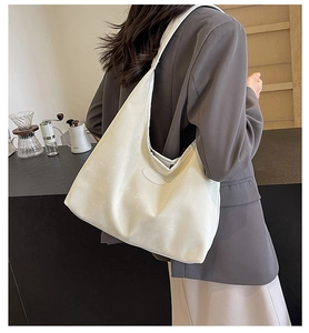 Détail du grand sac cabas crème en cuir souple avec texture drapée et large bandoulière