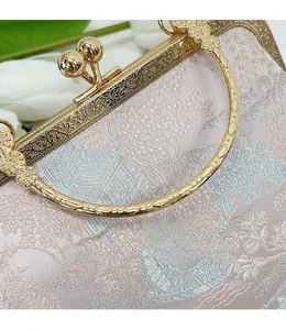 Dettaglio della borsa jacquard vintage con elegante chiusura a scatto in metallo oro