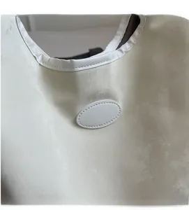 Gros plan sur la texture du sac fourre-tout blanc cassé avec détails en cuir chic