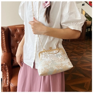 Dettaglio borsa a tracolla jacquard vintage con motivi paesaggistici e catena dorata