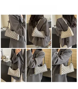 Viste dettagliate della borsa a spalla a mezzaluna con stampa geometrica vintage