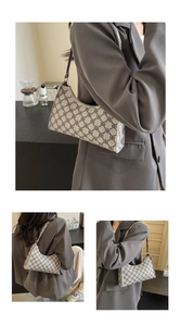 Dettaglio della borsa sottobraccio monogramma retrò in tela jacquard beige e pelle marrone