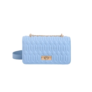 Sac bandoulière matelassé bleu clair avec chaîne dorée et fermoir rotatif pour femme