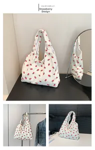 Dettagli della borsa hobo in velluto a coste bianco con stampa a fragole e fodera interna
