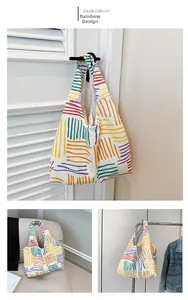 Borsa tote in velluto a coste arcobaleno con strisce colorate e dettagli della trama