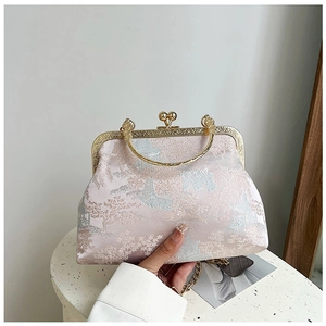 Dettaglio del tessuto jacquard rosa e della chiusura dorata vintage di una borsa classica