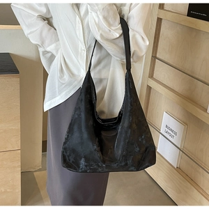 Gros plan d'un sac cabas noir doux avec texture nuage et large bandoulière