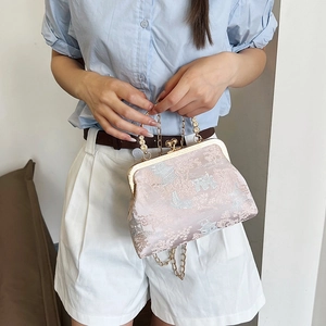 Borsa jacquard rosa con cornice dorata e tracolla a catena sottile per donna