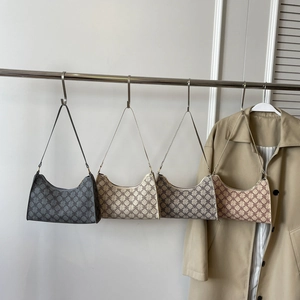 Borse hobo a mezzaluna retrò con stampe geometriche in quattro colori per l'estate 2025