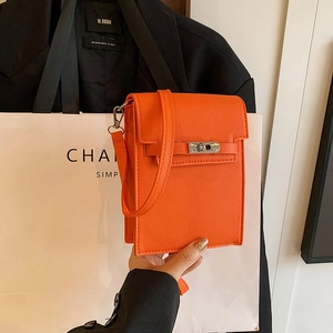 Mini sac à bandoulière en cuir orange texturé pour téléphone portable avec boucle argentée