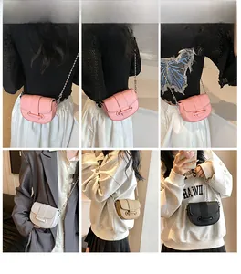 Collage de quatre sacs selle en rose, blanc, kaki et noir avec bandoulières en perles chic