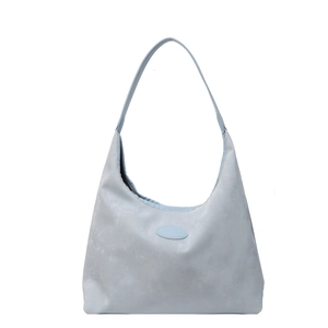 Sac hobo bleu clair minimaliste avec finition mate et silhouette semi-circulaire lisse