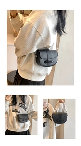 Détails du sac selle en cuir grainé noir avec chaîne argentée et bandoulière