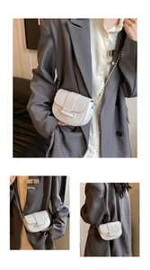 Vues détaillées du sac besace blanc avec texture litchi et bandoulière chaîne