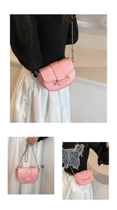 Vues détaillées du sac selle rose à texture de litchi et bandoulière en chaîne
